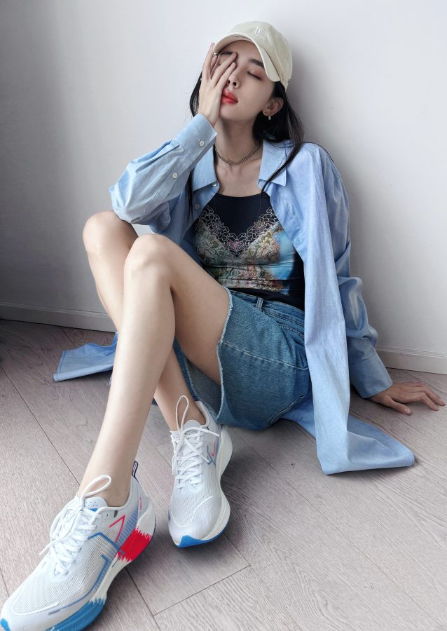 古力娜扎衬衫配牛仔短裤运动鞋美腿洁白(2/2)