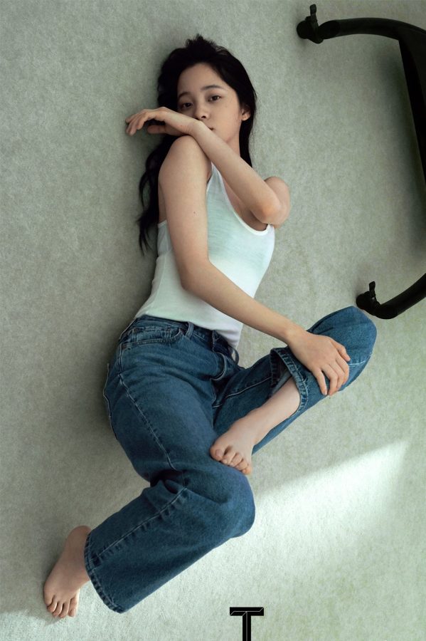 《T Magazine》欧阳娜娜牛仔裤白脚丫美照(1/5)