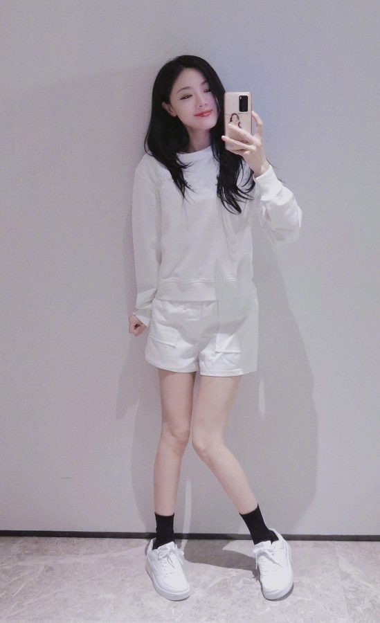 邓家佳晒运动风私服：大秀纤细美腿，少女感十足！(1/4)