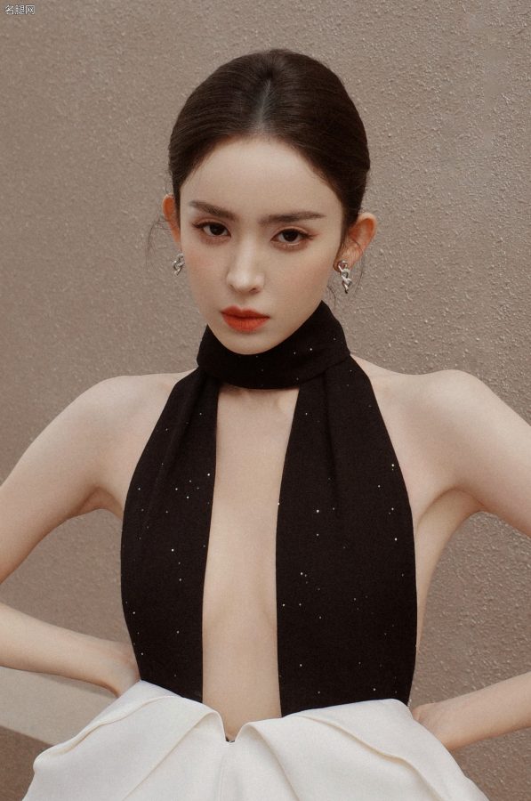 女明星古力娜扎穿露背修身礼服踩细高跟出席PhotoVOGUE展览启幕派对(11/21)