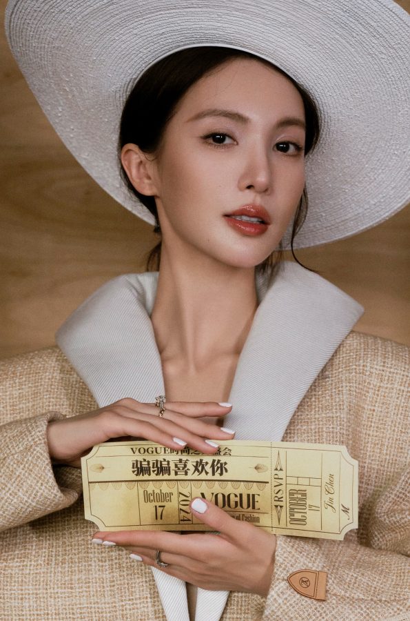金晨穿着一件米色外套搭配和黑色短靴露出了修长的腿部线条(12/12)