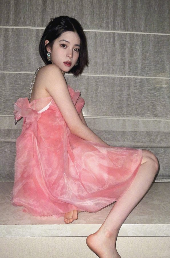 穿了吊带粉裙的美少女欧阳娜娜不穿鞋露出纤长脚趾(3/5)