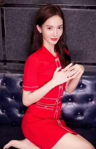 金晨光脚拍照，一袭红色连衣短裙更显肌肤洁白