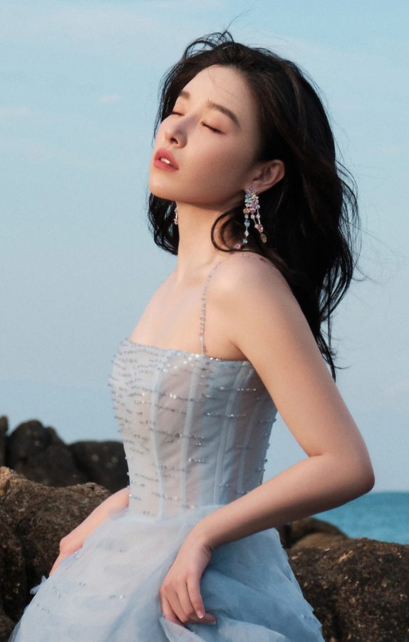 女明星阚清子穿低胸吊带礼服趴在海边礁石上大秀事业线(5/5)