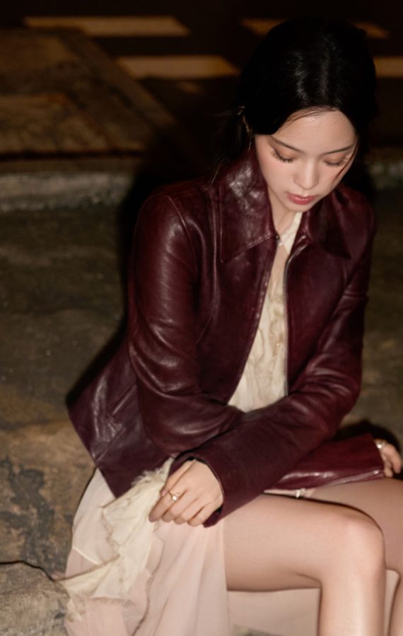 欧阳娜娜长裙下露美腿，长靴搭配更添时尚感(2/6)