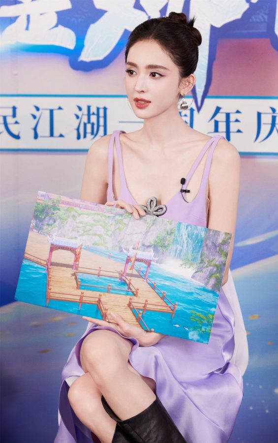 古力娜扎穿淡紫色吊带裙展现令人心动的美腿(13/13)