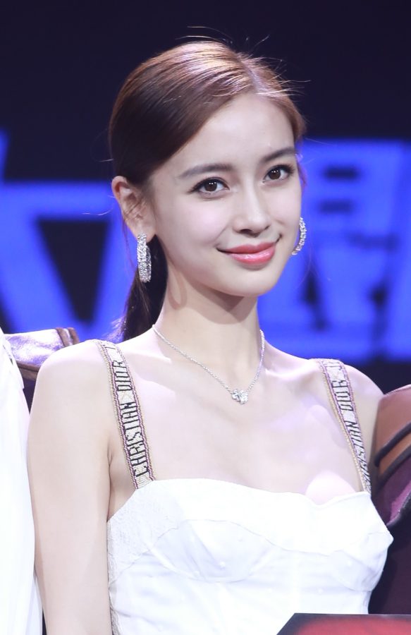 Angelababy杨颖穿吊带低胸白裙踩迪奥高跟鞋脚背细嫩(6/7)