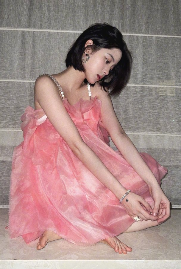 穿了吊带粉裙的美少女欧阳娜娜不穿鞋露出纤长脚趾(1/5)