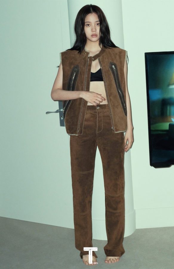 《T Magazine》欧阳娜娜牛仔裤白脚丫美照(5/5)