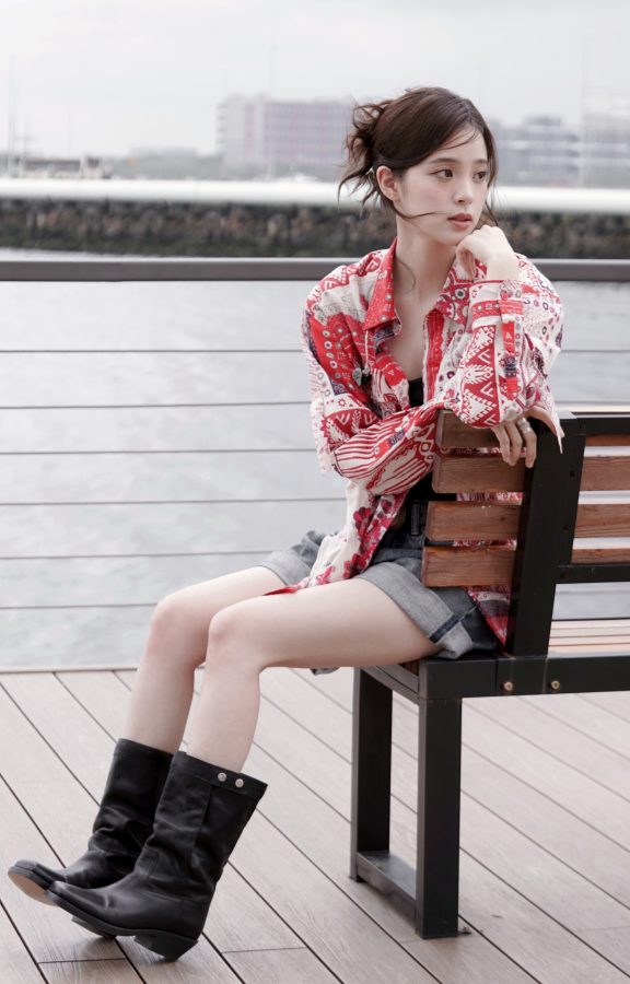 欧阳娜娜印花衬衫搭热裤秀出一双白皙大白腿(1/4)