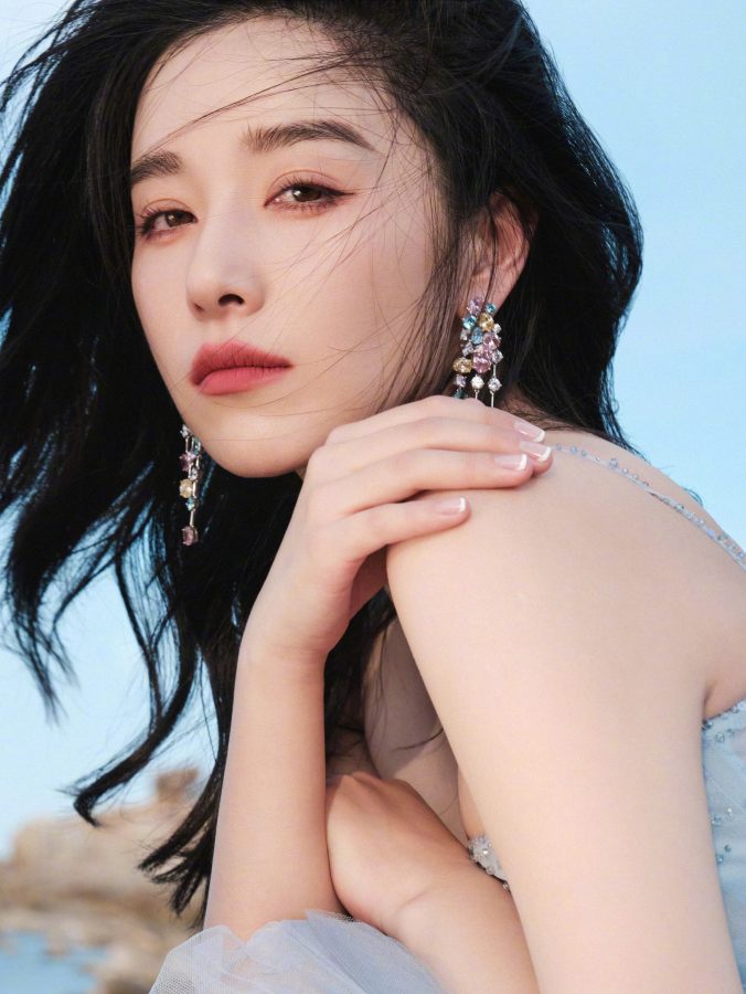 女明星阚清子穿低胸吊带礼服趴在海边礁石上大秀事业线(3/5)