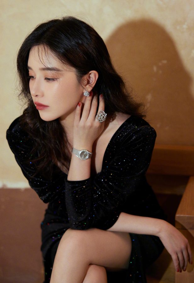 聚焦阚清子黑色闪光裙下美妙的腿部线条(4/5)