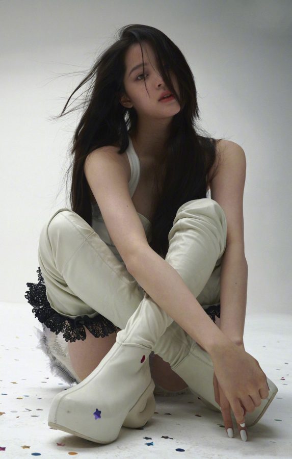 欧阳娜娜为瑞丽杂志拍摄酷飒写真封面(7/11)