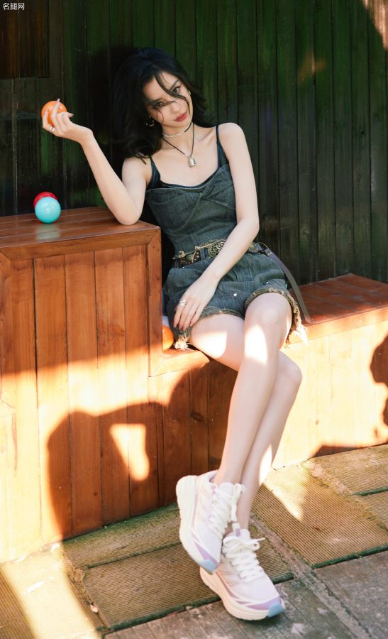 Angelababy牛仔套装超短裙搭配运动鞋展现无瑕细美腿(1/10)