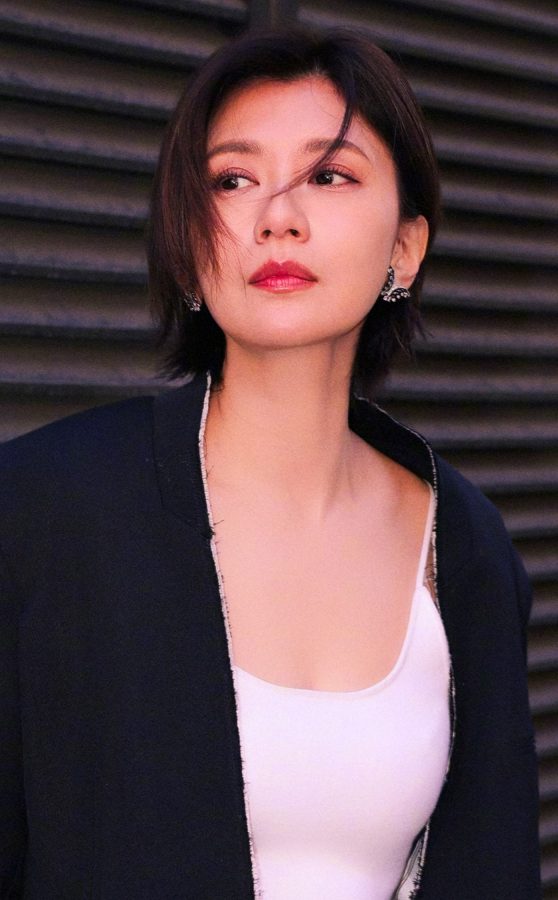 贾静雯穿吊带白色背心展现动人曲线(3/10)