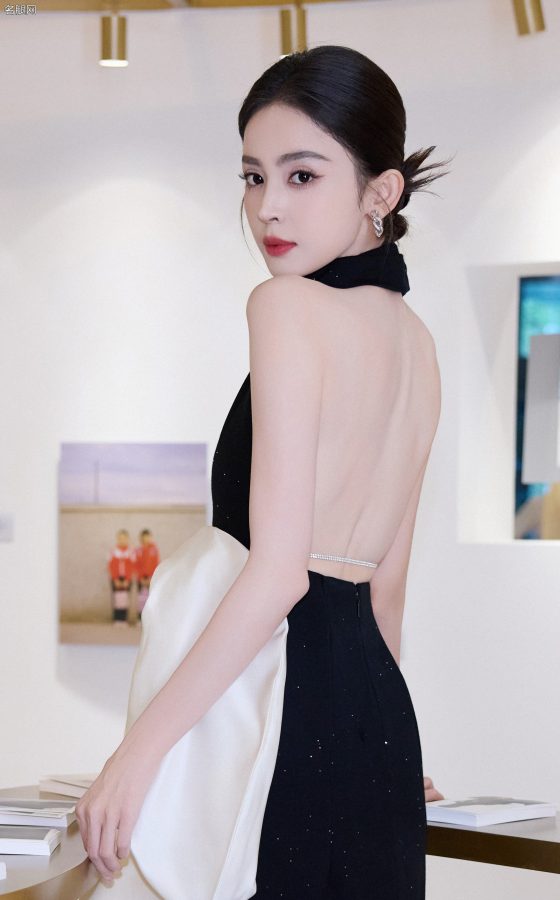 女明星古力娜扎穿露背修身礼服踩细高跟出席PhotoVOGUE展览启幕派对(21/21)