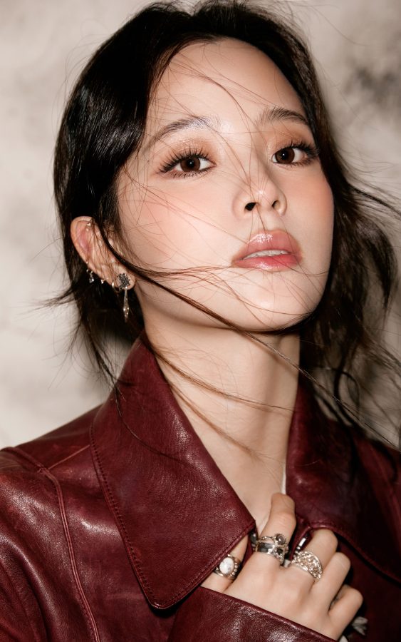 欧阳娜娜长裙下露美腿，长靴搭配更添时尚感(5/6)
