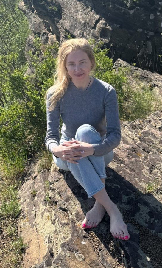 Natalia Poklonskaya休闲装扮在山巅上的赤足魅力(3/3)
