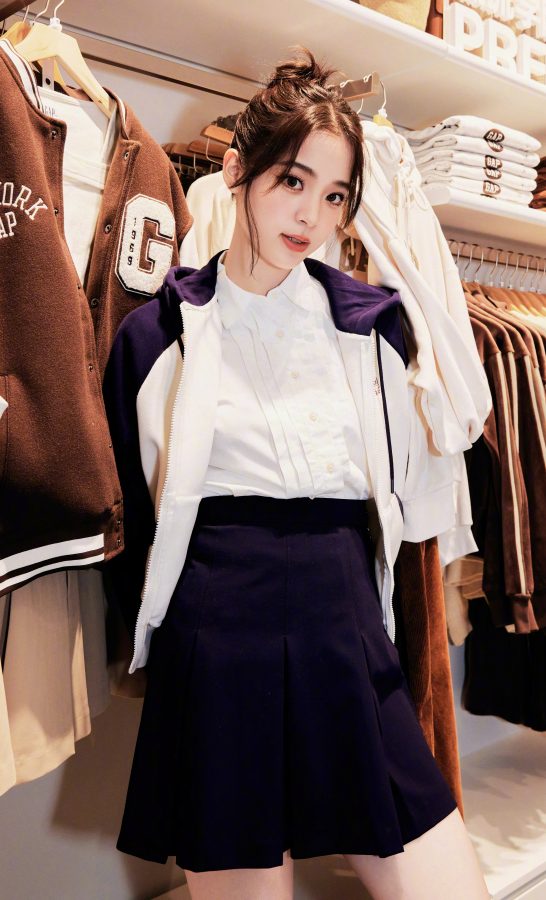 欧阳娜娜现身GAP服装店大秀少女玉腿(2/5)