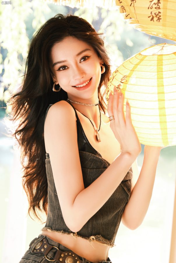 Angelababy牛仔套装超短裙搭配运动鞋展现无瑕细美腿(9/10)