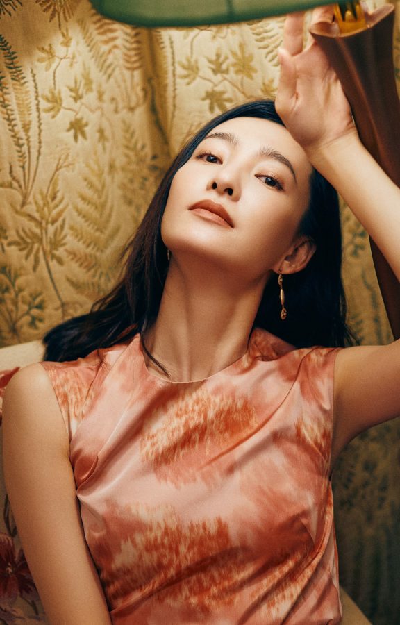 王丽坤的印花连衣裙脚踩细跟凉鞋尽显温柔与浪漫(5/5)