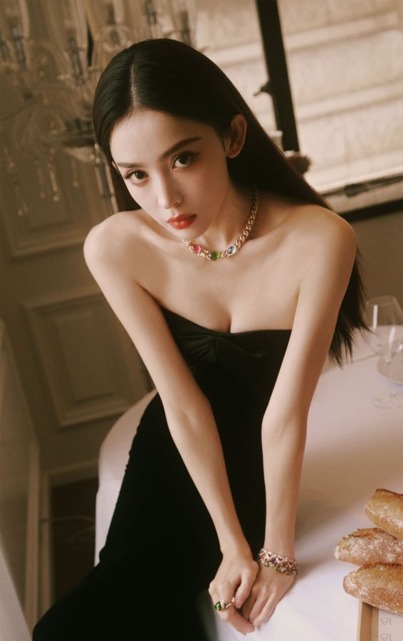 古力娜扎穿黑色抹胸晚礼服秀沟如如美丽的黑天鹅(10/10)