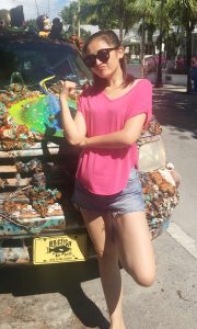 汪聪夏日清凉装扮，穿牛仔热裤秀光滑美腿