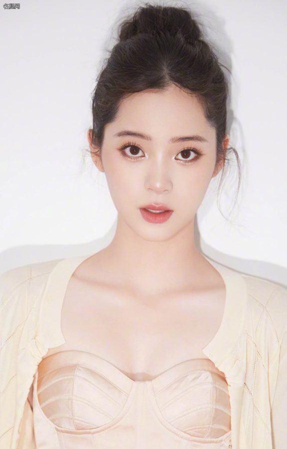 欧阳娜娜在户外穿低胸短裙秀出白皙玉腿(11/11)