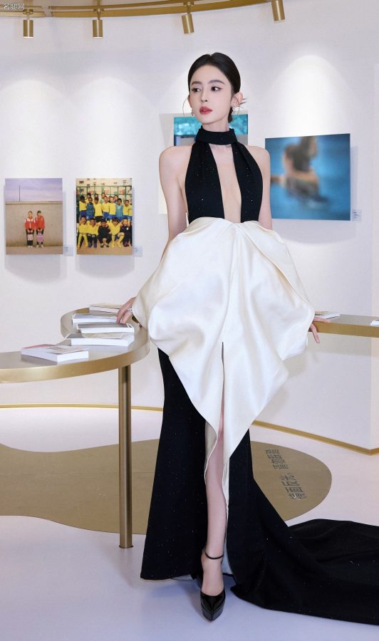 女明星古力娜扎穿露背修身礼服踩细高跟出席PhotoVOGUE展览启幕派对(18/21)