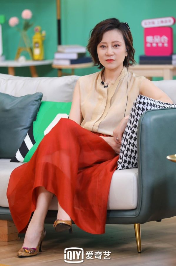 宋妍霏个性印花裤搭配细带凉鞋玉足白滑(21/21)
