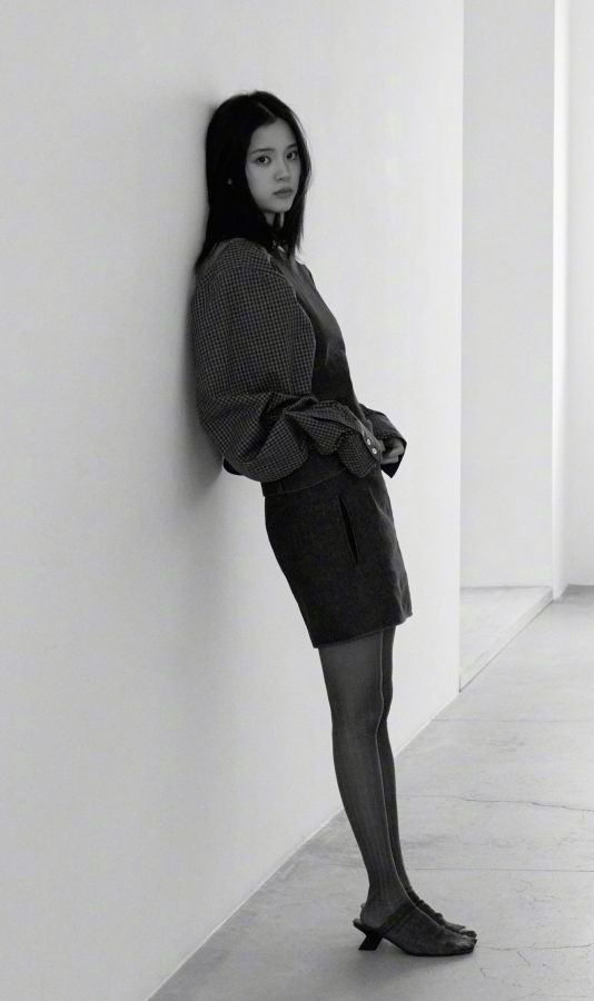 《iDest MAGAZINE》欧阳娜娜白皙美足大片(2/4)