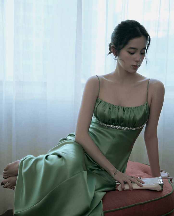 欧阳娜娜一袭优雅的绿色漏肩礼裙半卧在沙发里秀美足(2/7)