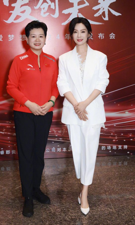 气质教科书！陈数白色Look惊艳全场，完美演绎职场女神！(7/7)