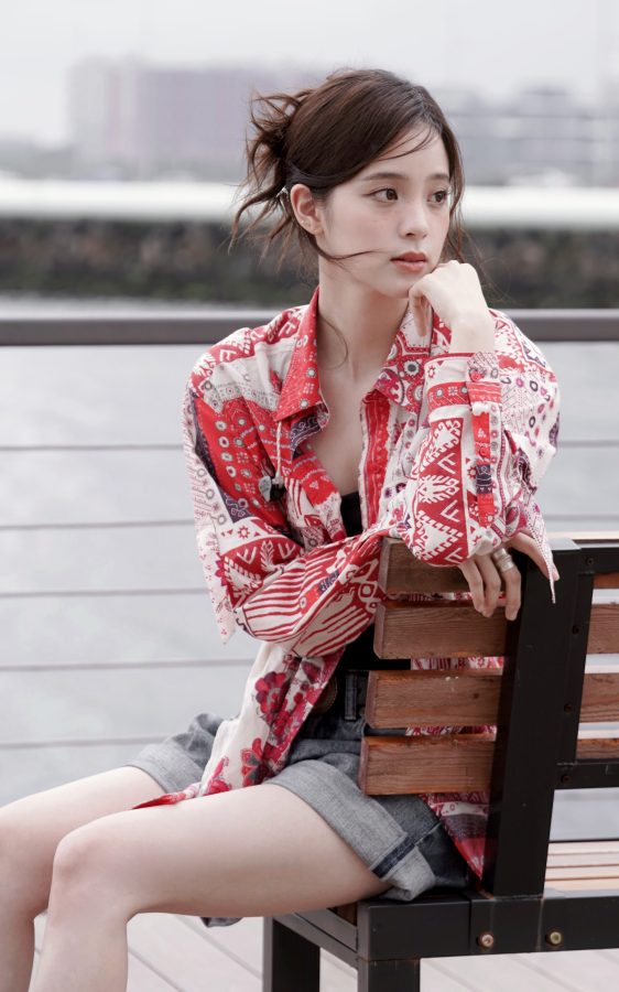 欧阳娜娜印花衬衫搭热裤秀出一双白皙大白腿(2/4)