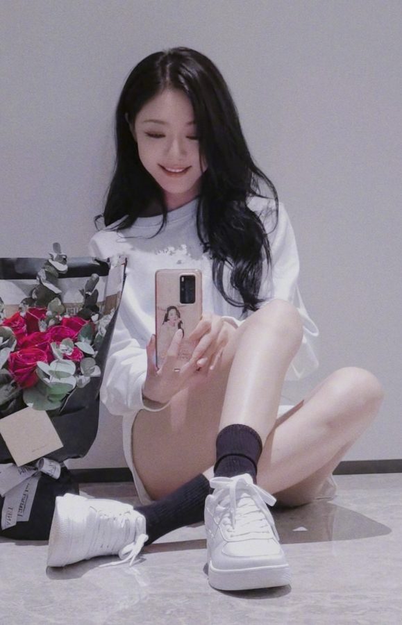 邓家佳晒运动风私服：大秀纤细美腿，少女感十足！(3/4)