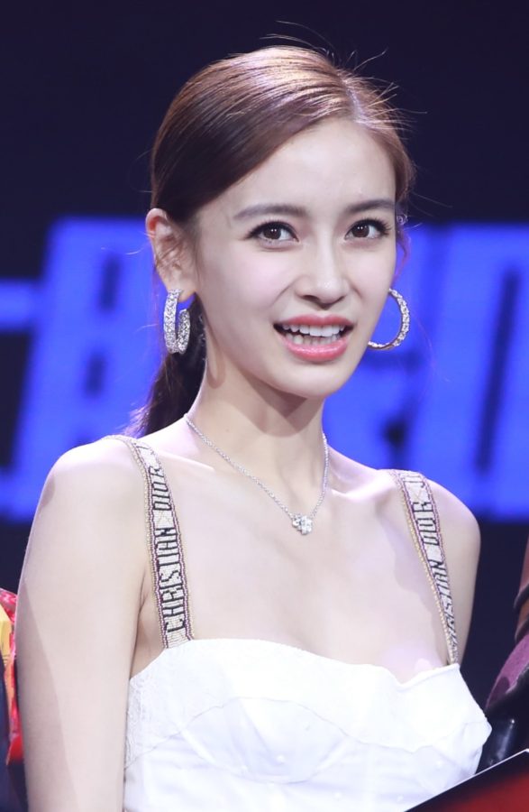 Angelababy杨颖穿吊带低胸白裙踩迪奥高跟鞋脚背细嫩(7/7)