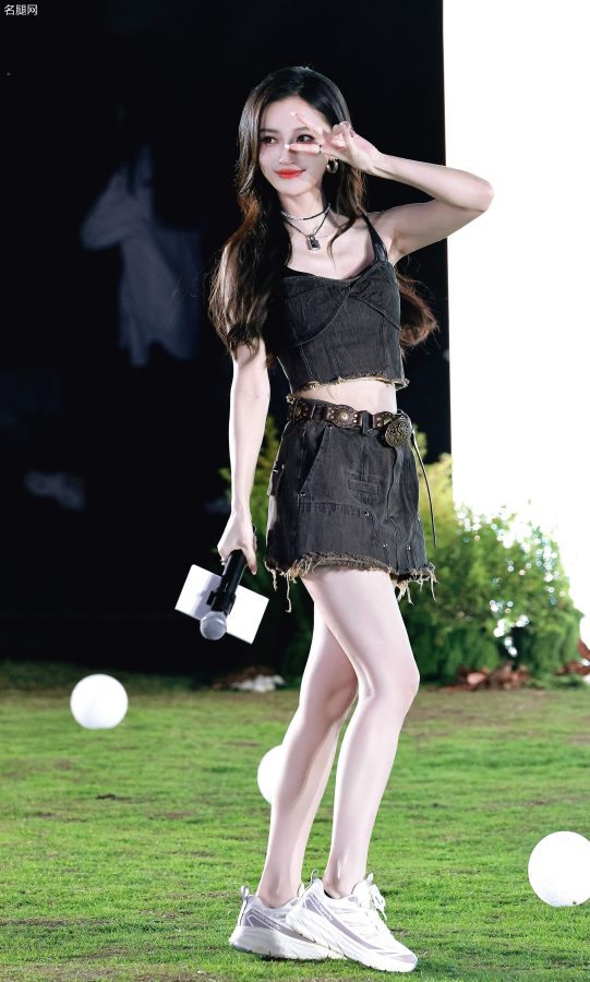 Angelababy牛仔套装超短裙搭配运动鞋展现无瑕细美腿(10/10)
