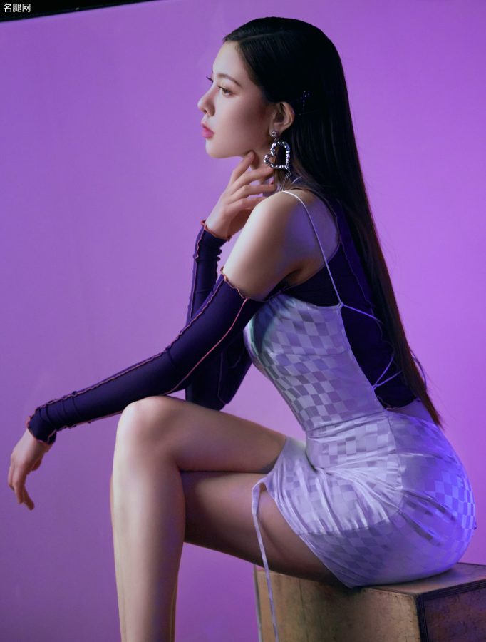 宋妍霏身着超A科幻装置身紫色空间秀光滑美腿(2/7)