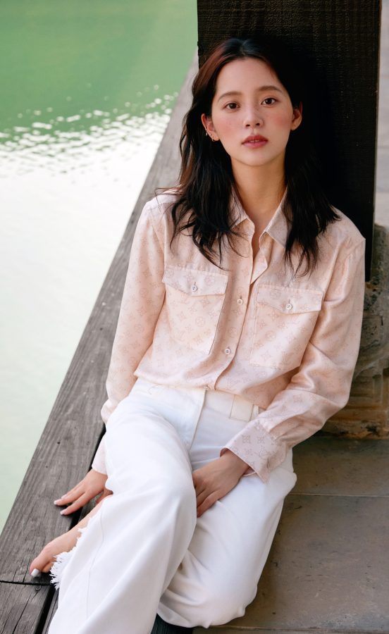 欧阳娜娜休闲穿搭光脚丫尽显青春气息(4/6)