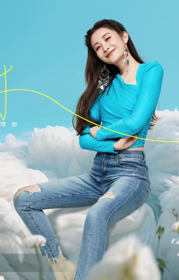 《我们恋爱吧》汪聪紧身牛仔裤翘腿海报(3/4)