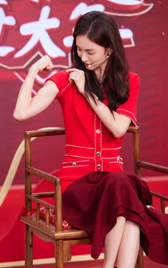 金晨光脚拍照，一袭红色连衣短裙更显肌肤洁白(6/9)