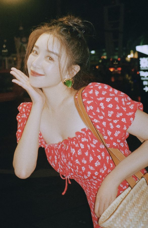阚清子身着低胸印花连衣裙秀出白皙美沟(8/12)