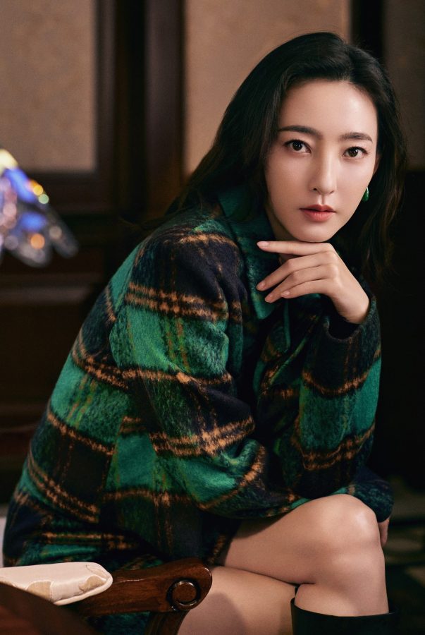 王丽坤复古学院风的性感魅力！绿色格纹套装，尽显青春活力与修长美腿！(3/5)