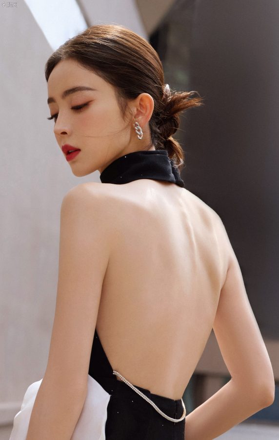 女明星古力娜扎穿露背修身礼服踩细高跟出席PhotoVOGUE展览启幕派对(8/21)