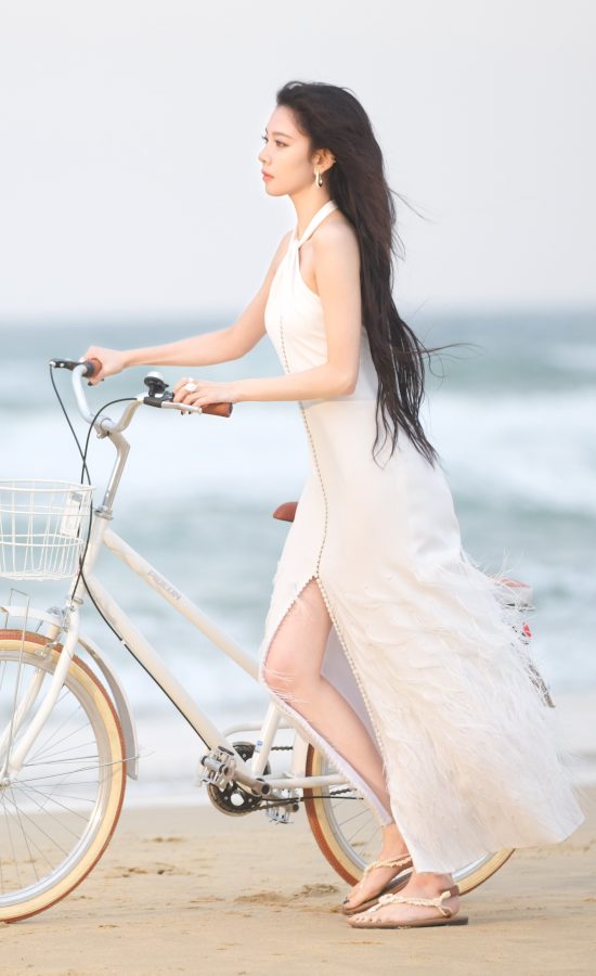 海风拂动宋妍霏白色裙摆，玉足踩在沙滩上(9/10)