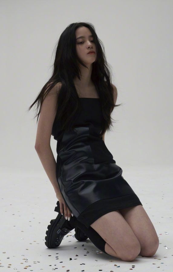 欧阳娜娜为瑞丽杂志拍摄酷飒写真封面(2/11)