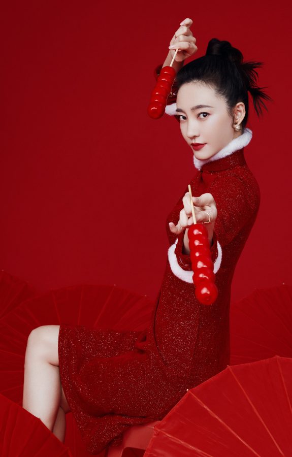 王丽坤喜庆写真身着红色中式红裙身材纤瘦(3/6)