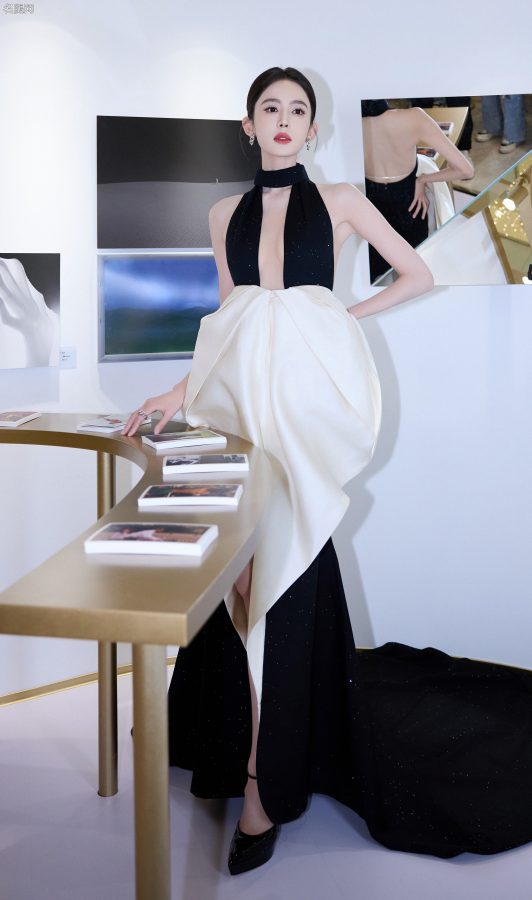 女明星古力娜扎穿露背修身礼服踩细高跟出席PhotoVOGUE展览启幕派对(17/21)
