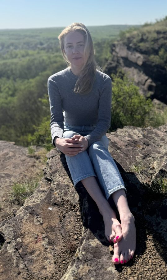 Natalia Poklonskaya休闲装扮在山巅上的赤足魅力(1/3)