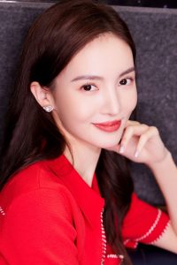金晨光脚拍照，一袭红色连衣短裙更显肌肤洁白